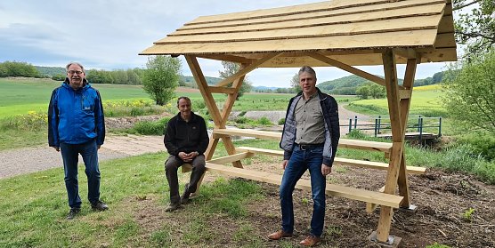 Freuen sich &uuml;ber die neue Wahlsch&auml;nke am Katzenschwanz�: Andreas Gerbothe, Uwe Kleemann und Andreas Heise (von links). (Foto: Gemeinde Hohenstein)