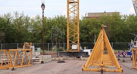 Aufstellen des Baukrans für Neubau der Nordhäuser Feuerwache (Foto: ©Stadtverwaltung Nordhausen) Aufstellen des Baukrans für Neubau der Nordhäuser Feuerwache (Foto: ©Stadtverwaltung Nordhausen)