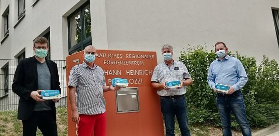 Ein gro&szlig;es Dankesch&ouml;n daf&uuml;r geht nicht nur an Prof. Heiser sondern besonders an die beiden Sponsoren der Masken, Torsten Buchwald, Gesch&auml;ftsf&uuml;hrer AHN Biotechnologie GmbH Nordhausen und dem Pr&auml;sidenten des Lions Club Nordhausen, Ulrich Ebert (Foto: J&ouml;rg Lorenz)