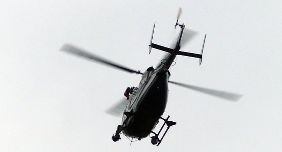 Hubschrauber scannt das Evakuierungsgebiet (Foto: PS.Greiner)