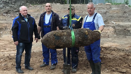 Das Team der Firma Tauber mit der 250 kg-Bombe (Foto: S.Dietzel) Das Team der Firma Tauber mit der 250 kg-Bombe (Foto: S.Dietzel)