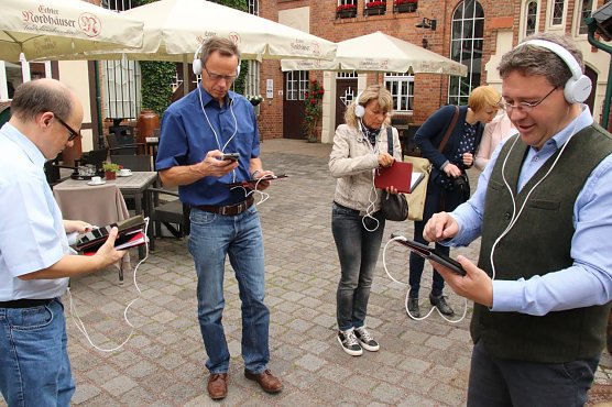 Museumsleiter Thomas M&uuml;ller (rechts) erkl&auml;rte das neue Multimedia-Angebot. Insgesamt stehen 15 Ger&auml;te zur Verf&uuml;gung (Foto: agl)