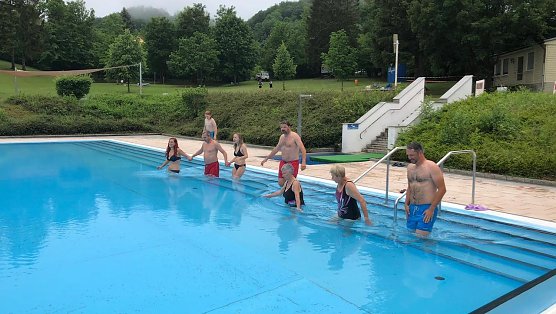 Anbaden mit Bürgermeister. Frank Rostek in der Mitte mit roten Badehose. (Foto: A.Meyer) Anbaden mit Bürgermeister. Frank Rostek in der Mitte mit roten Badehose. (Foto: A.Meyer)