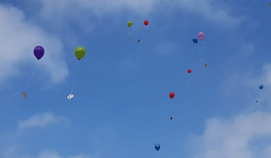 Luftballonwünsche am letzten Schultag (Foto: Anika Lier ) Luftballonwünsche am letzten Schultag (Foto: Anika Lier )