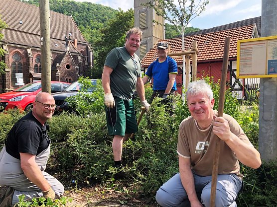 Erwin Fessel, Michael M&uuml;ller, Frank Nebelung und Gerd Kleemann beim aufr&auml;umen an der Bushaltestelle (Foto: Judith Hesse)