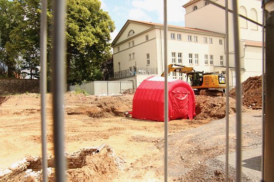 Über dem Fundort der Bombe wurde ein Zelt aufgestellt (Foto: agl) Über dem Fundort der Bombe wurde ein Zelt aufgestellt (Foto: agl)