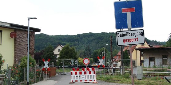 Dicht gemacht - wer in Woffleben zum Bahnhof will, muss größere Umwege in Kauf nehmen (Foto: agl) Dicht gemacht - wer in Woffleben zum Bahnhof will, muss größere Umwege in Kauf nehmen (Foto: agl)