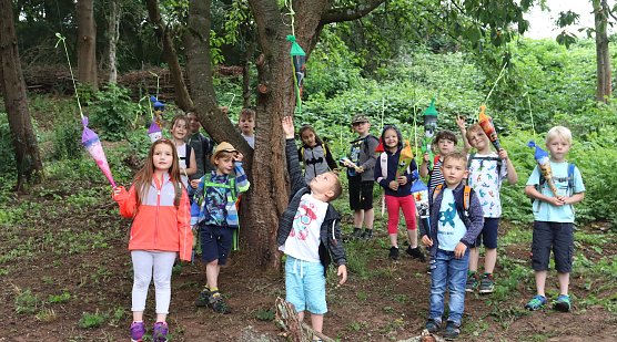 Zuckertütenbaum mit Kindern der Kita (Foto: Stadtverwaltung Nordhausen) Zuckertütenbaum mit Kindern der Kita (Foto: Stadtverwaltung Nordhausen)