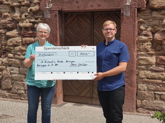 Chris Schr&ouml;der (CDU) &uuml;bergab am Donnerstag seine Spende an Pfarrerin Sabine Meinhold  (Foto: Chris Schr&ouml;der)