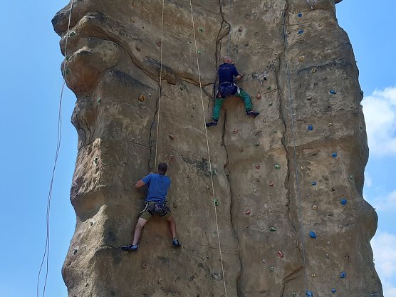 Zu den Vorbereitungen f&uuml;r die diesj&auml;hrige Klettersaison geh&ouml;rte auch das Klettertraining f&uuml;r die Betreuer. (Foto: R&uuml;diger Neitzke)