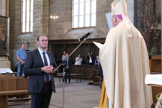 Bischof Ulrich Neymeyr sendet Thomas Rhode (Foto: Peter Weidemann) Bischof Ulrich Neymeyr sendet Thomas Rhode (Foto: Peter Weidemann)