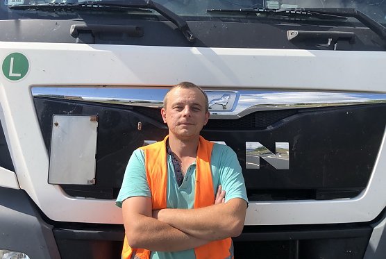 Andrej vor seinem defekten Truck (Foto: S.Dietzel) Andrej vor seinem defekten Truck (Foto: S.Dietzel)