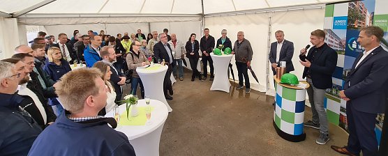 Die Reden wurden in einem Zelt gehalten, denn: das Wetter war nicht f&uuml;r eine Open-Air-Veranstaltung geeignet. (Foto: nnz)