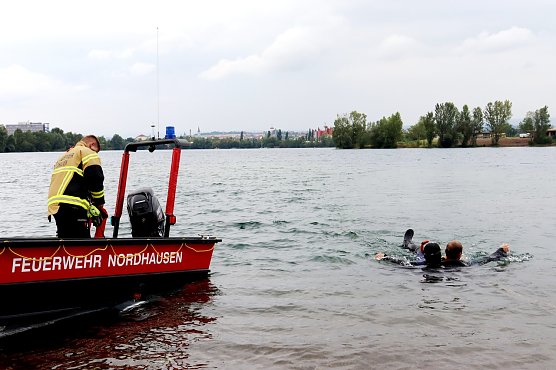 W&uuml;rzburger Feuerwehr am und im Sundh&auml;user See (Foto: Stadtverwaltung Nordhausen)