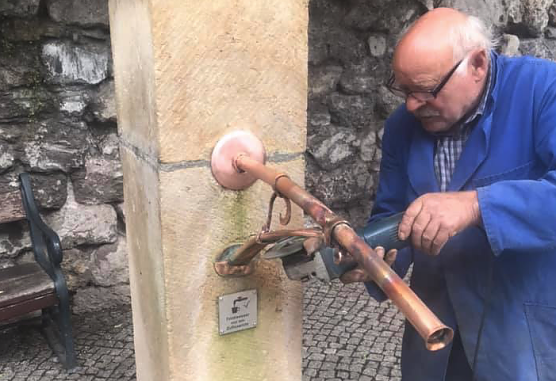 Schmiedemeister Herbert Th&uuml;ne reparierte heute den Bauernbrunnen in der Altstadt (Foto: Vincent Eisfeld)