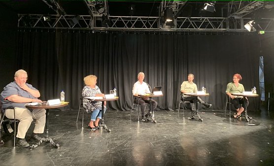 Mit Abstand betrachtete Theaterleitung in der ehemalige Spielstätte TuD (Foto: oas) Mit Abstand betrachtete Theaterleitung in der ehemalige Spielstätte TuD (Foto: oas)