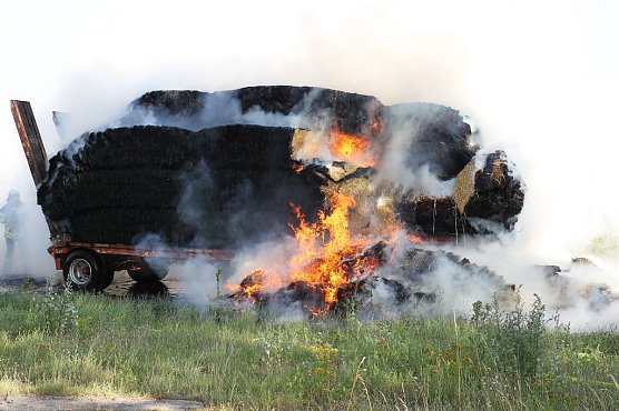 Die Ladung eines H&auml;ngers mit Stroh fing aus noch ungekl&auml;rter Ursache Feuer  (Foto: S.Dietzel)