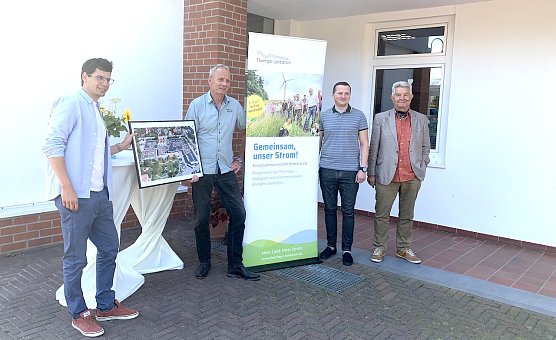 Sebastian Kupfer (Gesch&auml;ftsf&uuml;hrer Intrasol GmbH), J&uuml;rgen Weidt (Aufsichtsrat Energiegenossenschaft Helmetal), Christian V&ouml;lkel (Prokurist und Verwaltungsleiter Nordth&uuml;ringer Lebenshilfe) und Claus M&uuml;ller (Vorstand EG Helmetal) bei der offiziellen Inbetriebnahme  (v.l.n.r.) (Foto: oas)