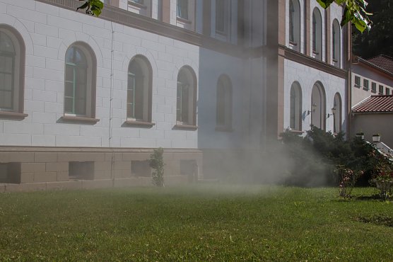 Dichter Rauch schlug aus dem Keller der Neanderklinik (Foto: S.Tetzel)