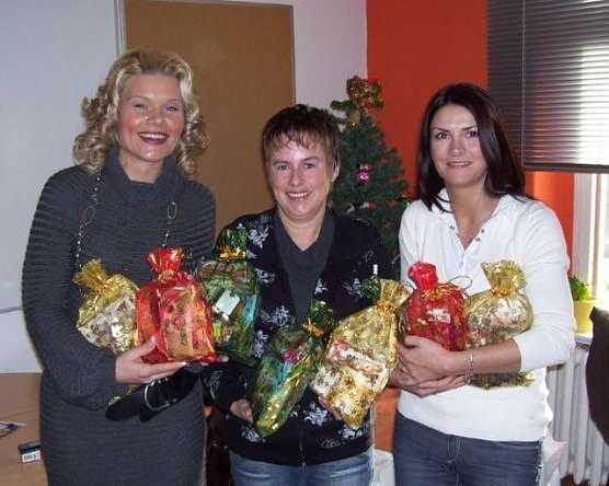 Geschenke &uuml;bergeben (Foto: privat)