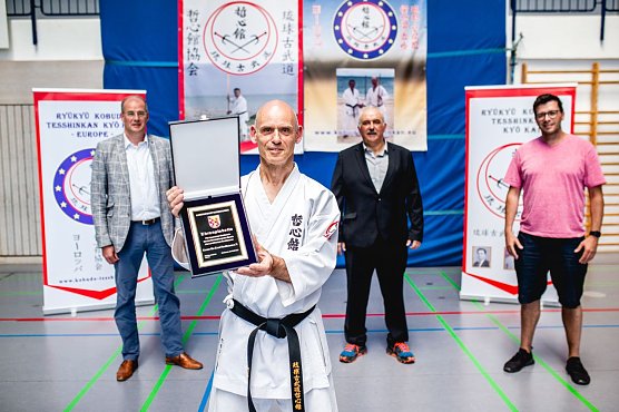 v.l.n.r. Landrat Matthias Jendricke, Frank Pelny (Karate Do � Kwai e.V.), Werner H&uuml;tcher (Kreissportkoordinator), Patrick B&ouml;rsch (Vereinsberater des KSB) (Foto: Christoph Keil)