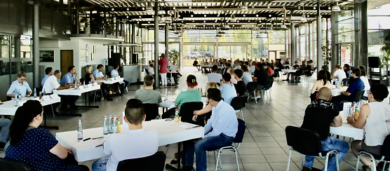 36 "Junge Sterne" - im Autohaus Peter wurden heute die neuen Auszubildenden begrüßt (Foto: agl) 36 "Junge Sterne" - im Autohaus Peter wurden heute die neuen Auszubildenden begrüßt (Foto: agl)