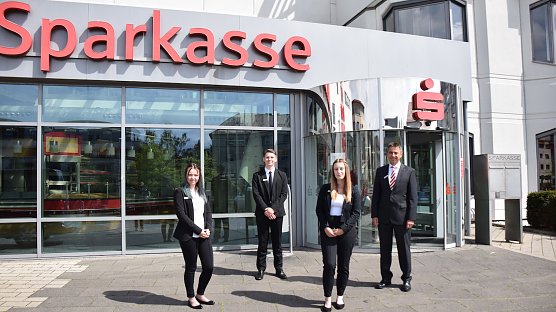 (vordere Reihe v.l.n.r.): Auszubildende Anastasia Ahromov und Auszubildende Joelina Kreitmeyer (hintere Reihe v.l. n. r.): Auszubildender Nick Jobs und Vorstandsvorsitzender Wolfgang Asche (Foto: KSK NDH)