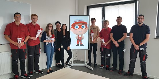 Die Neune Azubis (mit Zuckert&uuml;ten) und ihre Ausbilder (Foto: Maximator GmbH)