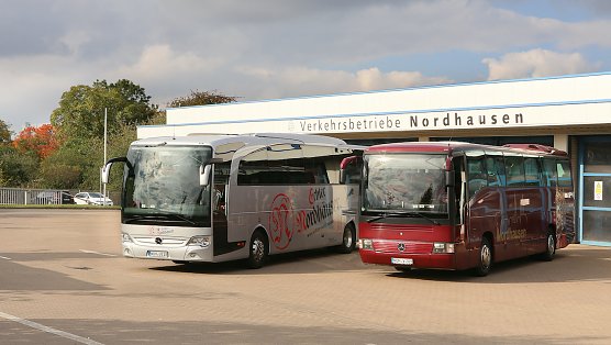 Moderne Reisebusse der Nordhäuser Verkehrsbetriebe (Foto: Verkehrsbetriebe Nordhausen GmbH) Moderne Reisebusse der Nordhäuser Verkehrsbetriebe (Foto: Verkehrsbetriebe Nordhausen GmbH)