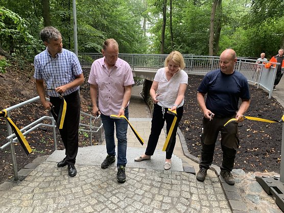Feierliche Er&ouml;ffnung der schmucken Gehegetreppe durch OB Buchmann, Bauhofleiter Eggerth, B&uuml;rgermeisterin Krauth und einen weiteren Bauhofmitarbeiter (Foto: oas)