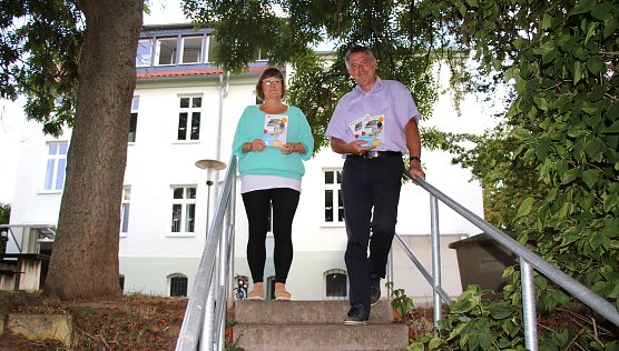 Kornelia H&ouml;kelmann und Gerhard T&ouml;lle stellen das neue Programmheft vor (Foto: oas)