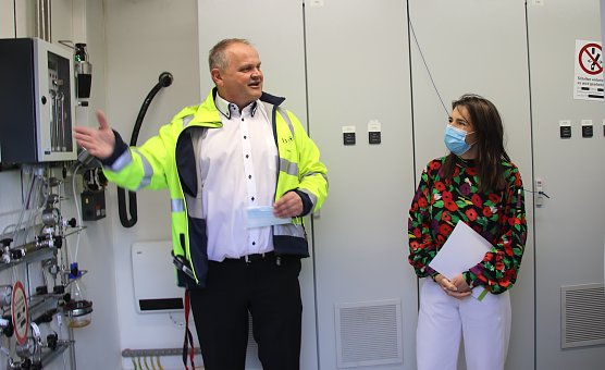 EVN-Prokurist Joachim K&uuml;lbel erkl&auml;rt der Staatssekret&auml;rin Valentina Kerst die moderne Technik (Foto: oas)