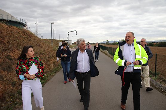Staunende Besucher lauschen den Ausführungen von Joachim Külbel (Foto: oas) Staunende Besucher lauschen den Ausführungen von Joachim Külbel (Foto: oas)