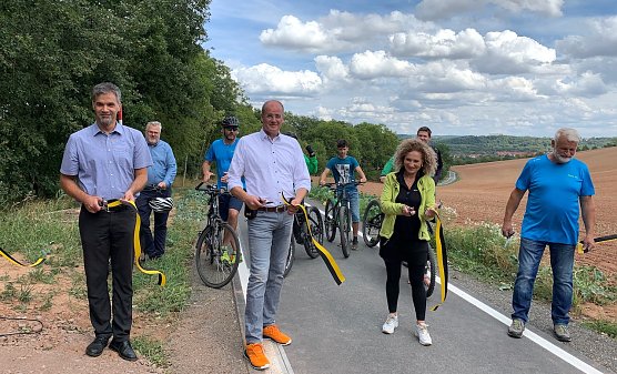 Geballte Politprominenz durchschnitt in Herreden das Band (Foto: Stadtverwaltung Nordhausen) Geballte Politprominenz durchschnitt in Herreden das Band (Foto: Stadtverwaltung Nordhausen)