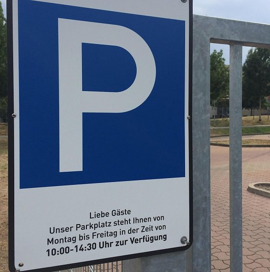 Die &Ouml;ffnungszeiten des Parkplatzes kollidieren etwas mit den Akku-Ladezeiten de E-Autos (Foto: F.Dathe)