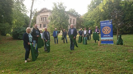 Die ersten Gie&szlig;s&auml;cke brachte man gestern mit der Unterst&uuml;tzung des Rotary Clubs vor allem zur Probe auf die Sache an. Wenn im Fr&uuml;hjahr der Rest folgen soll, wollen auch die Rotarier wieder mit anpacken (Foto: agl)
