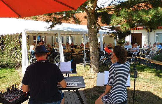 Unterhaltung auf dem Sommerfest (Foto: Danny Kais)