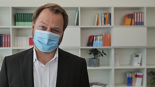 Rechtsexperte Prof. Dr. Simon A. Fischer erkl&auml;rt, ob und welche Ma&szlig;nahmen der Corona-Pandemie legal sind. (Foto: &copy;SRH Fernhochschule � The Mobile Universit)