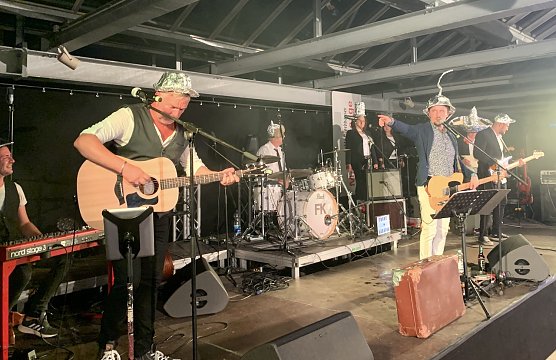 Gut beh&uuml;tet: FRANZ KARAFKA zelebrieren ihr Lied "Aluhut" (Foto: oas)