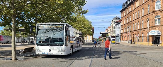Hier treffen sich Bus und Bahn. (Foto: nnz)