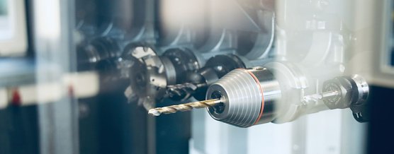 Bis zu 30 Werkzeuge fasst die neue CNC-Fr&auml;se des BBZ (Foto: agl)