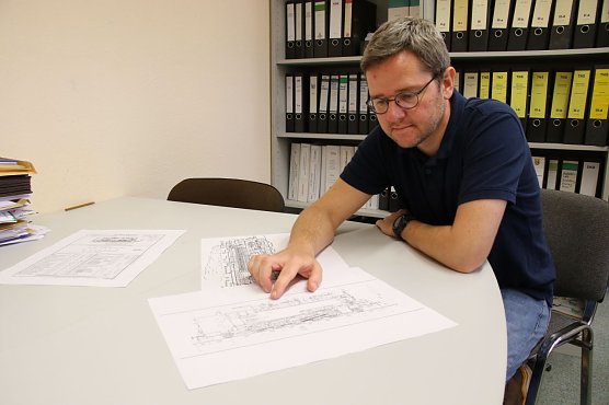 ÖPNV-Koordinator Hardrath erläutert die Vorstellungen zur Umrüstung einer Dampflok (Foto: agl) ÖPNV-Koordinator Hardrath erläutert die Vorstellungen zur Umrüstung einer Dampflok (Foto: agl)