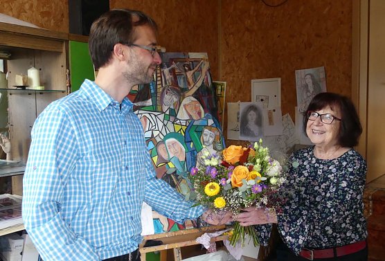 Heute konnte Pfarrer Michael Steinke sich bei Renate Aurin pers&ouml;nlich f&uuml;r ihre Leihgabe f&uuml;r die Elender Pilgerkirche bedanken. (Foto: Evangelischer Kirchenkreis S&uuml;dharz)