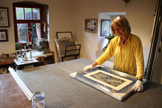 F&uuml;r "Rixi" hat die Arbeit mit den Bildern auch etwas meditatives (Foto: agl)