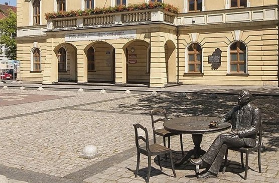 Lebensnahe Statue des Ostrower B&uuml;rgermeisters Stefan Rowiński 1919/1920 auf dem Rynek (Foto: G. Wagner)