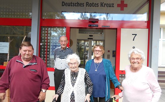 Vor dem Pflegeheim gut gelaunte Bewohner (Foto: FDRK NDH) Vor dem Pflegeheim gut gelaunte Bewohner (Foto: FDRK NDH)