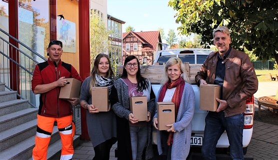 Tino Scharfe und Stephan Klante (rechts) &uuml;berbrachten jetzt den Kindertagesst&auml;tten in Neustadt, Niedersachswerfen, Herrmannsacker und auch in Ilfeld den frisch zubereiteten Apfelsaft. Dort bedankten sich die Erzieherinnen Jessica Mischke und Wookie Schmidt sowie Leiterin Anna M&uuml;ller (v.l.n.r.). (Foto: Kita Rappelkiste)