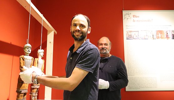 Charles Antoine Collin und Davis Nicolas aus dem Ardennen-Museum beim Aufbau der Marionetten im Museum Flohburg (Foto: &copy;Stadtverwaltung Nordhausen)