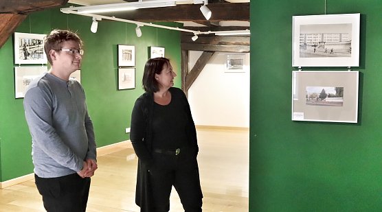 Fotoausstellung Zeitsprung im Museum Flohburg Susanne Hinsching, Museumsleiterin, Alexander Hahn, Wissenschaftlicher Volont&auml;r Museum Flohburg (Foto: &copy;Stadtverwaltung Nordhausen)