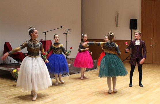 Eleven der Nordhäuser Tanzschule Radeva bei ihrem Auftritt (Foto: emw) Eleven der Nordhäuser Tanzschule Radeva bei ihrem Auftritt (Foto: emw)